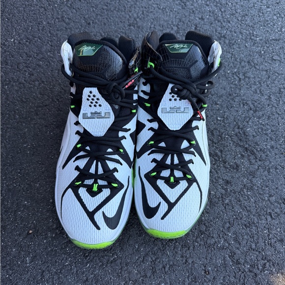 Nike LeBron James - Picture 1 of 5
